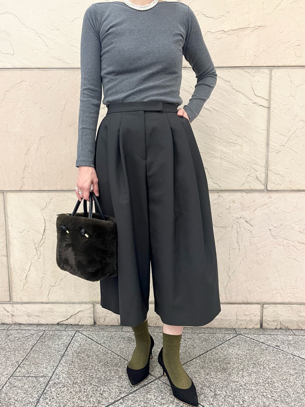 ブラック系のパンプス、グレー系のTシャツ/カットソー、グレー系のその他パンツを着用したレディースの秋コーディネートの5枚目の写真