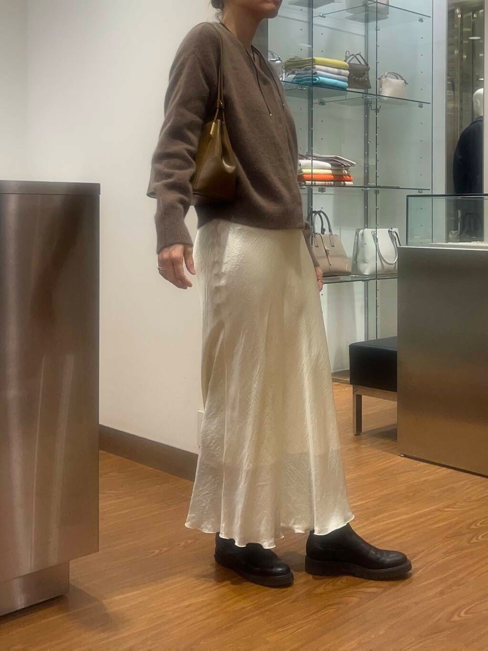 ホワイト系のスカート、イエロー系のカーディガン/ボレロ、ブラウン系のトートバッグを着用したレディースの秋コーディネートの4枚目の写真