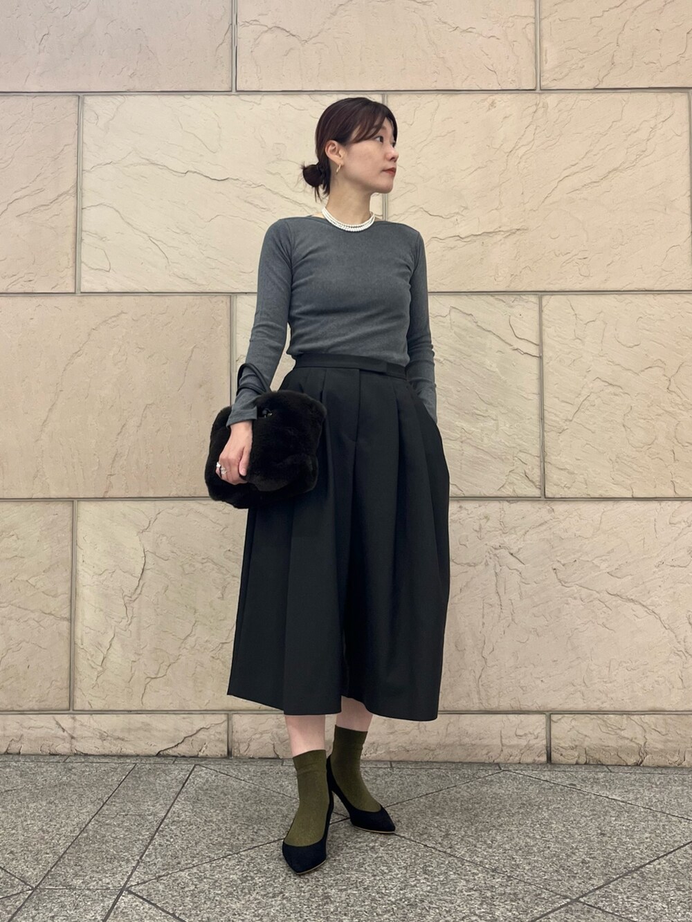 ブラック系のパンプス、グレー系のTシャツ/カットソー、グレー系のその他パンツを着用したレディースの秋コーディネートの2枚目の写真