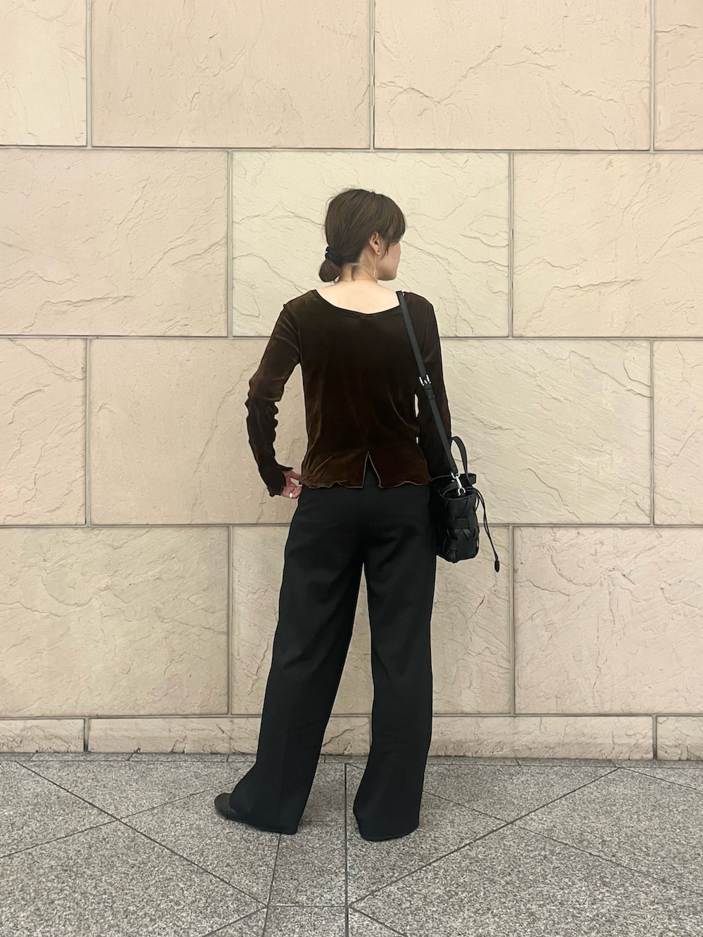 ブラウン系のTシャツ/カットソー、ブラック系のハンドバッグ、ブラック系のヘアゴムを着用したレディースの秋コーディネートの2枚目の写真