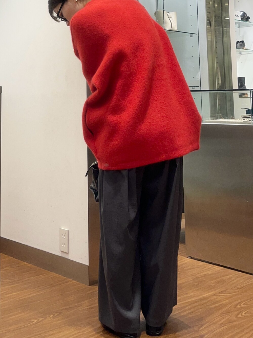 ホワイト系のTシャツ/カットソー、グレー系のその他パンツ、レッド系のカーディガン/ボレロを着用したレディースの秋コーディネートの2枚目の写真