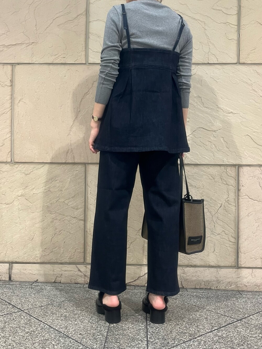 ブラック系のシューズ、ベージュ系のバッグ、グレー系のTシャツ/カットソーを着用したレディースの秋コーディネートの2枚目の写真