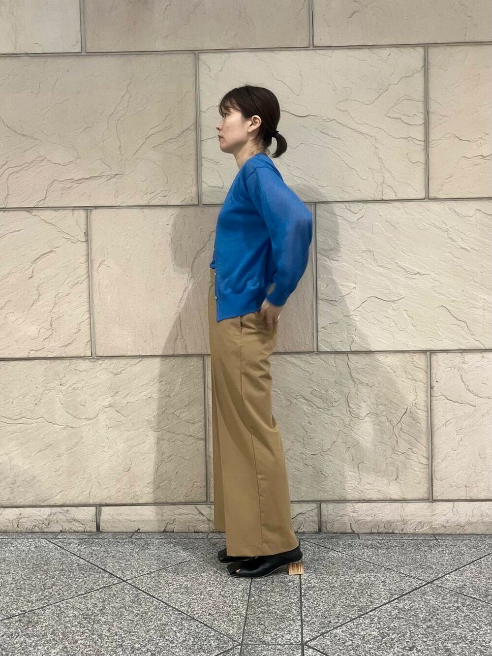イエロー系のその他パンツ、ブルー系のニット/セーター、ブラック系のパンプスを着用したレディースの秋コーディネートの2枚目の写真
