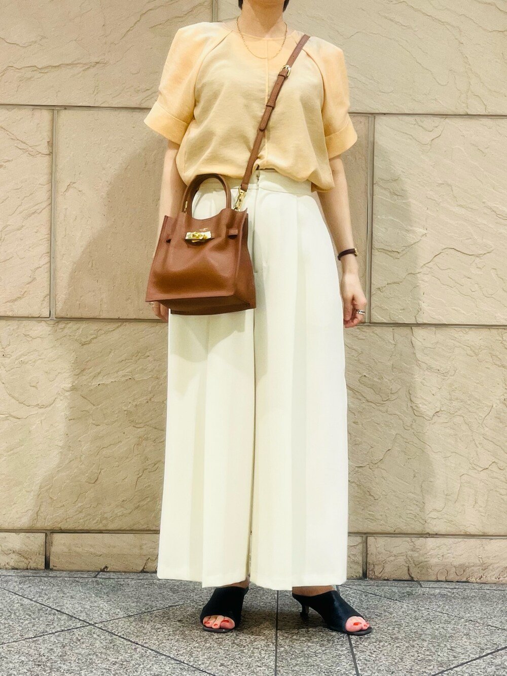 ホワイト系のその他パンツ、オレンジ系のシャツ/ブラウス、ブルー系のシューズを着用したレディースの夏コーディネートの2枚目の写真