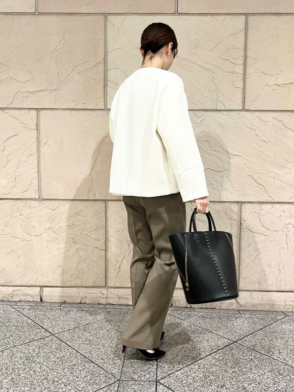 ブラック系のパンプス、ベージュ系のその他パンツ、ホワイト系のノーカラージャケットを着用したレディースの冬コーディネートの6枚目の写真