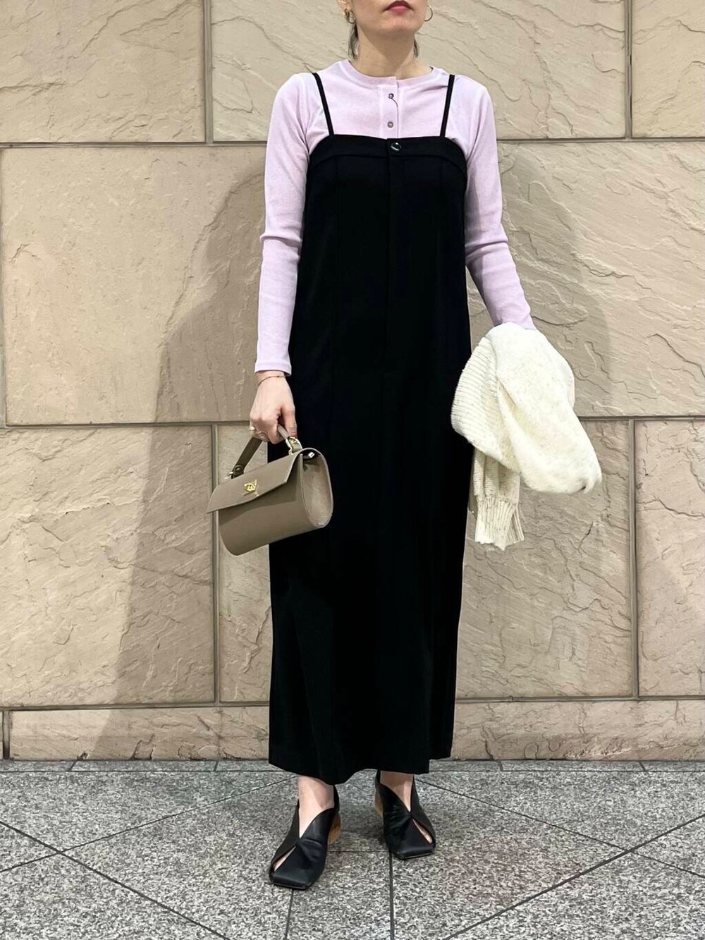 ピンク系のカーディガン/ボレロ、ホワイト系のカーディガン/ボレロ、ブラック系のワンピースを着用したレディースの春コーディネートの5枚目の写真