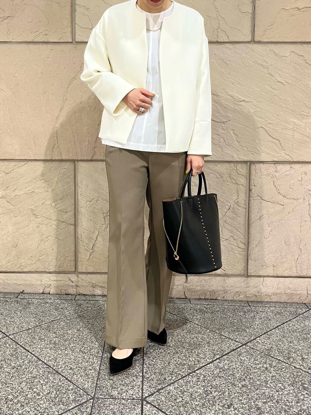 ブラック系のパンプス、ベージュ系のその他パンツ、ホワイト系のノーカラージャケットを着用したレディースの冬コーディネートの7枚目の写真