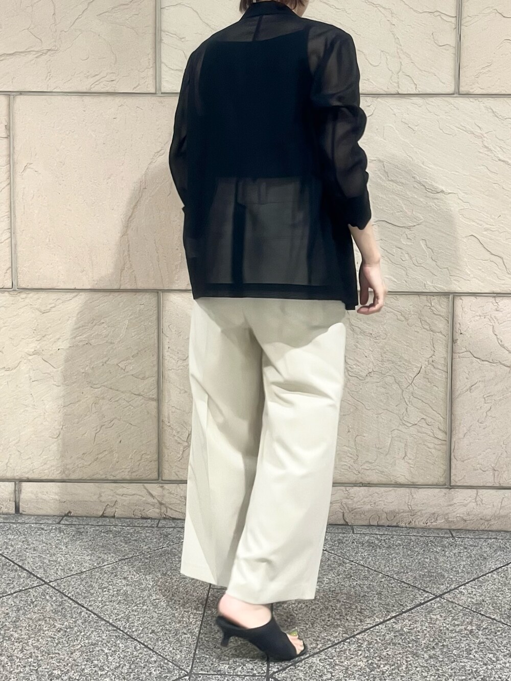 ベージュ系のその他パンツ、ブラック系のキャミソール、ブラック系のその他アウターを着用したレディースの夏コーディネートの3枚目の写真