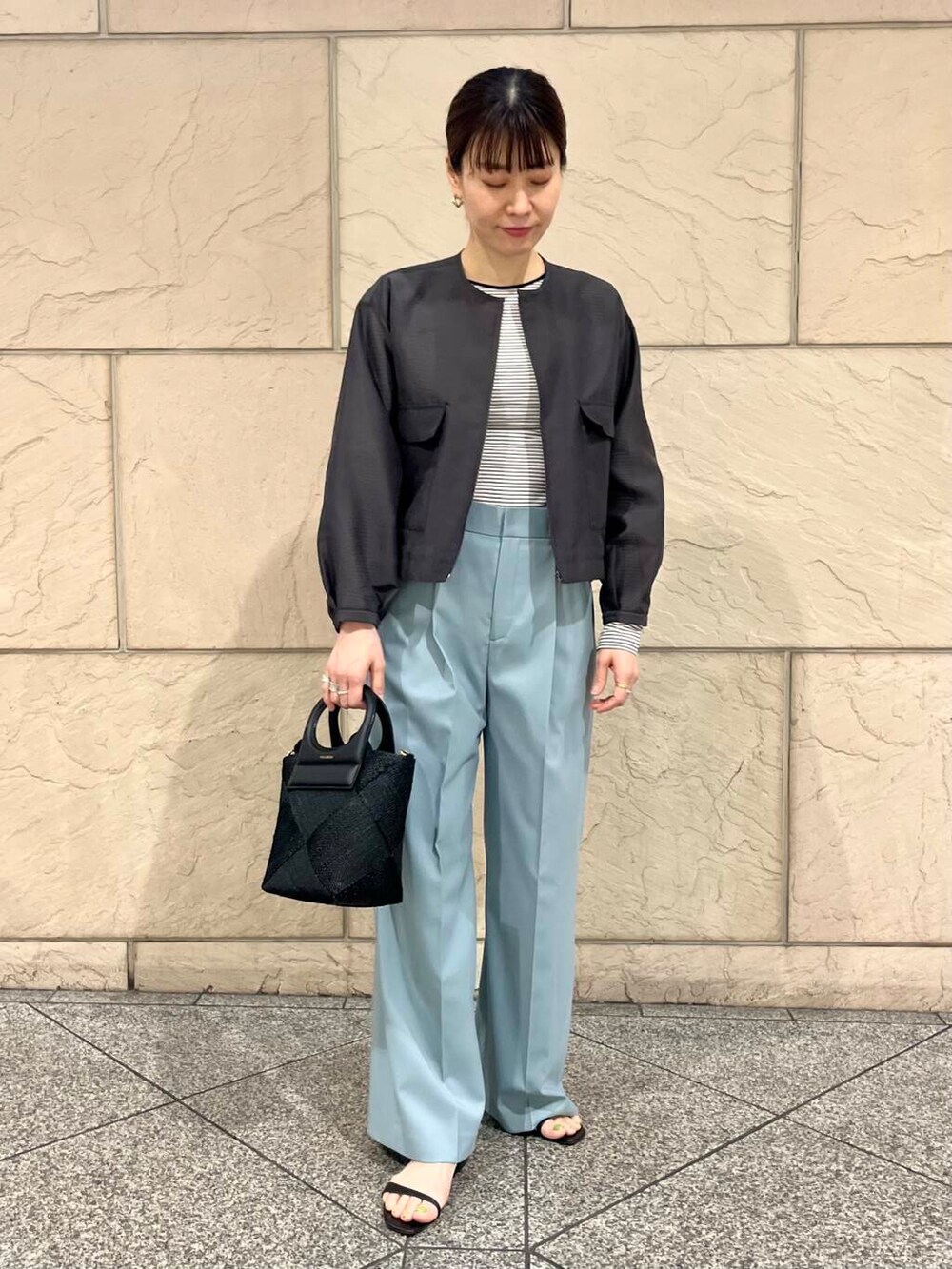 ブラック系のTシャツ/カットソー、グレー系のブルゾンを着用したレディースの春コーディネートの3枚目の写真