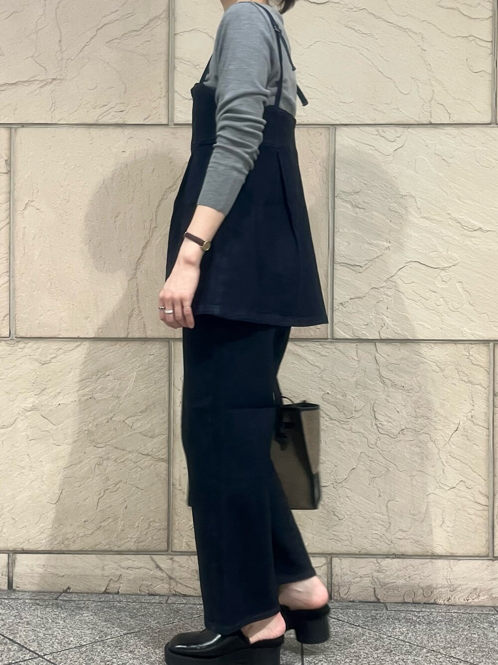 ブラック系のシューズ、ベージュ系のバッグ、グレー系のTシャツ/カットソーを着用したレディースの秋コーディネートの3枚目の写真