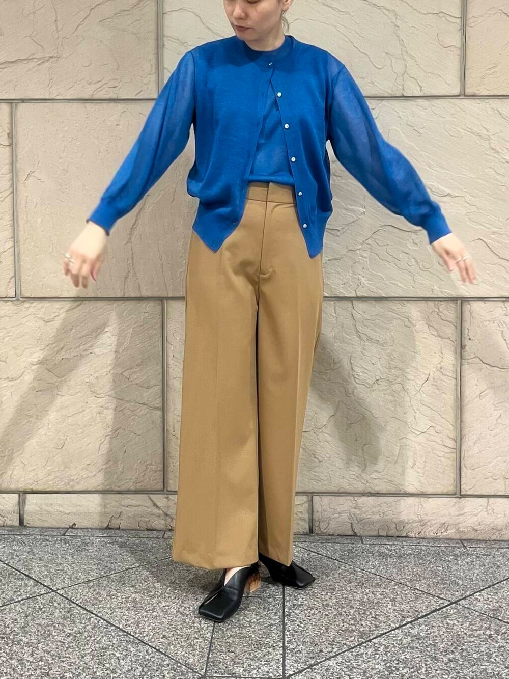 イエロー系のその他パンツ、ブルー系のニット/セーター、ブラック系のパンプスを着用したレディースの秋コーディネートの3枚目の写真