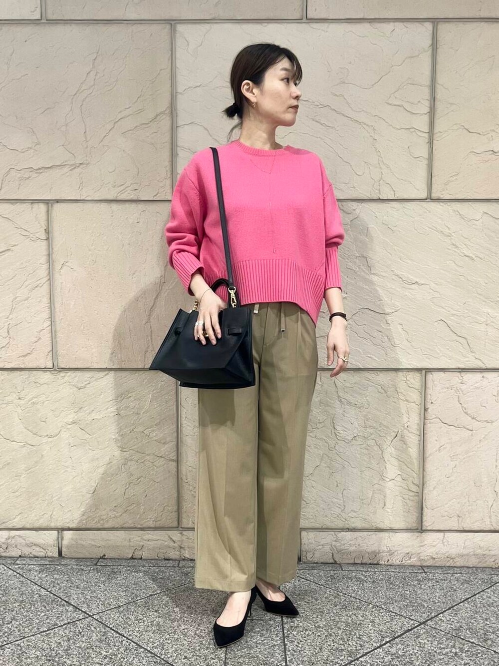 ブラック系のパンプス、ピンク系のニット/セーター、イエロー系のその他パンツを着用したレディースの秋コーディネートの2枚目の写真