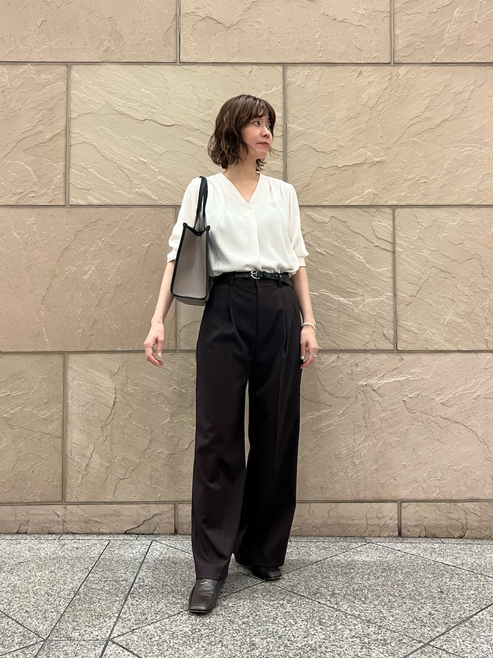ホワイト系のシャツ/ブラウス、ブラウン系のその他パンツ、グレー系のトートバッグを着用したレディースの夏コーディネートの4枚目の写真