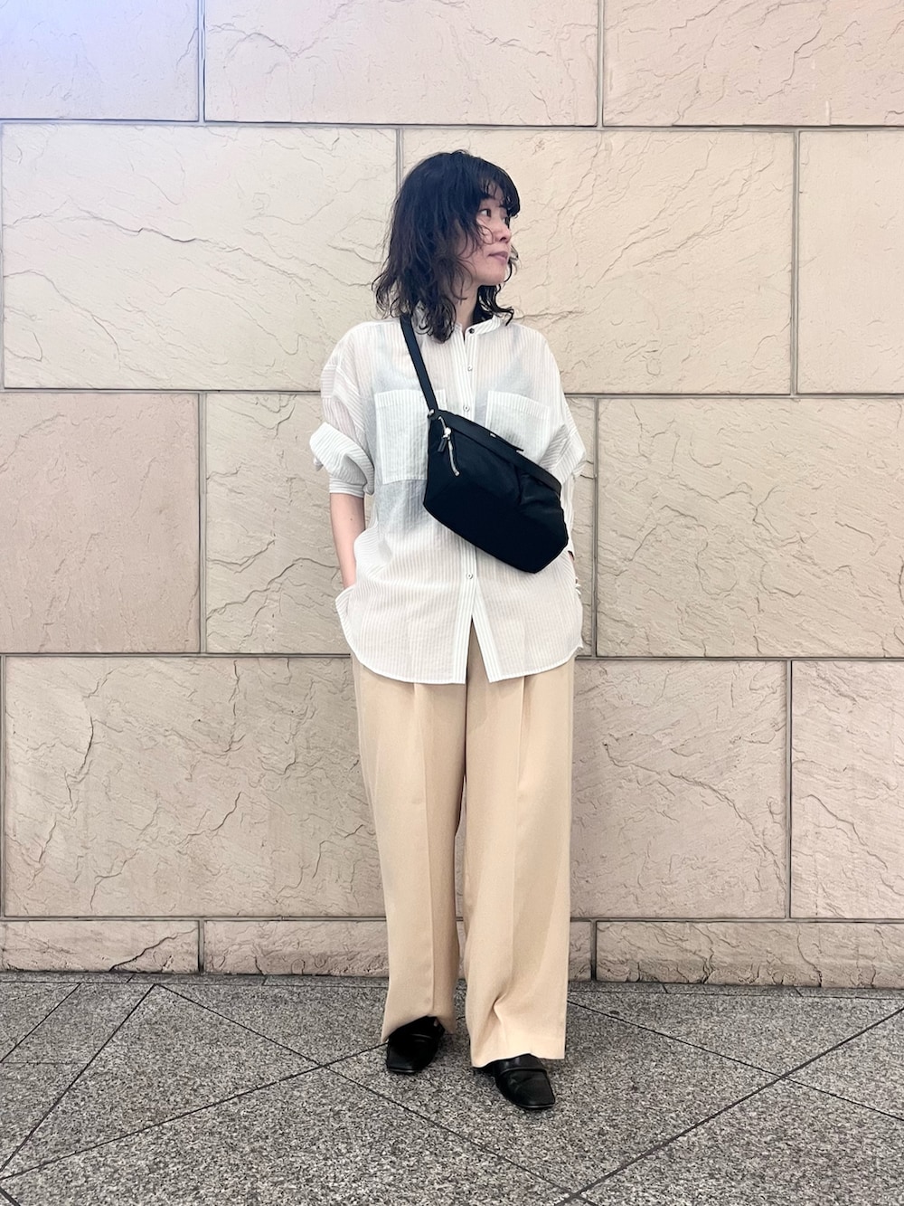 ホワイト系のシャツ/ブラウス、ベージュ系のその他パンツ、ブラック系のショルダーバッグを着用したレディースの春コーディネートの4枚目の写真