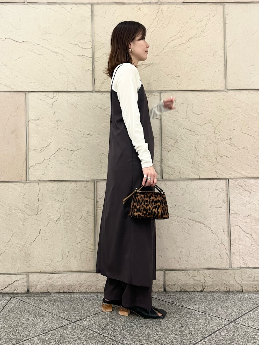 レッド系のその他パンツ、ホワイト系のTシャツ/カットソー、その他のハンドバッグを着用したレディースの秋コーディネートの5枚目の写真