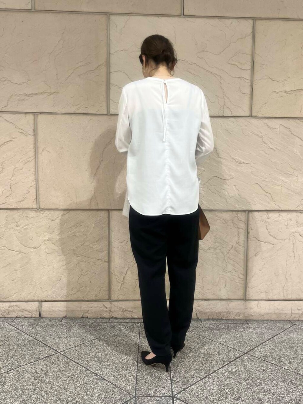 ホワイト系のシャツ/ブラウス、ブラウン系のハンドバッグ、ベージュ系のその他アウターを着用したレディースの秋コーディネートの5枚目の写真