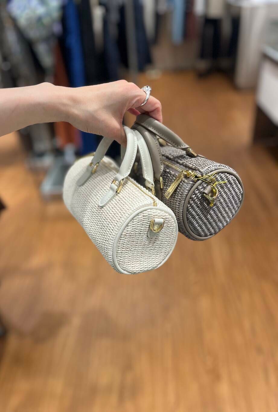 グレー系のベストを着用したレディースの夏コーディネートの5枚目の写真