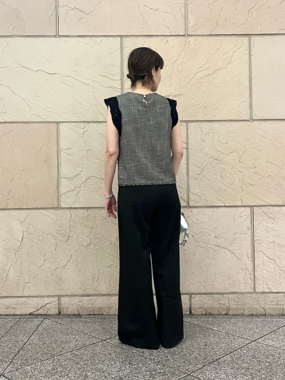ブラック系のシャツ/ブラウス、シルバー系のハンドバッグ、ブラック系のサンダルを着用したレディースの夏コーディネートの3枚目の写真