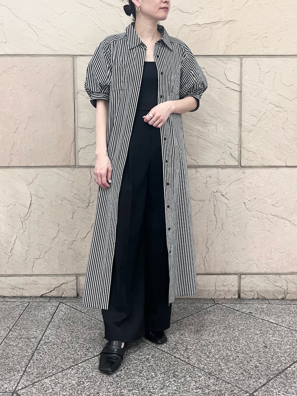 ブラック系のその他パンツ、ブルー系のショルダーバッグ、ブラック系のワンピースを着用したレディースの春コーディネートの6枚目の写真