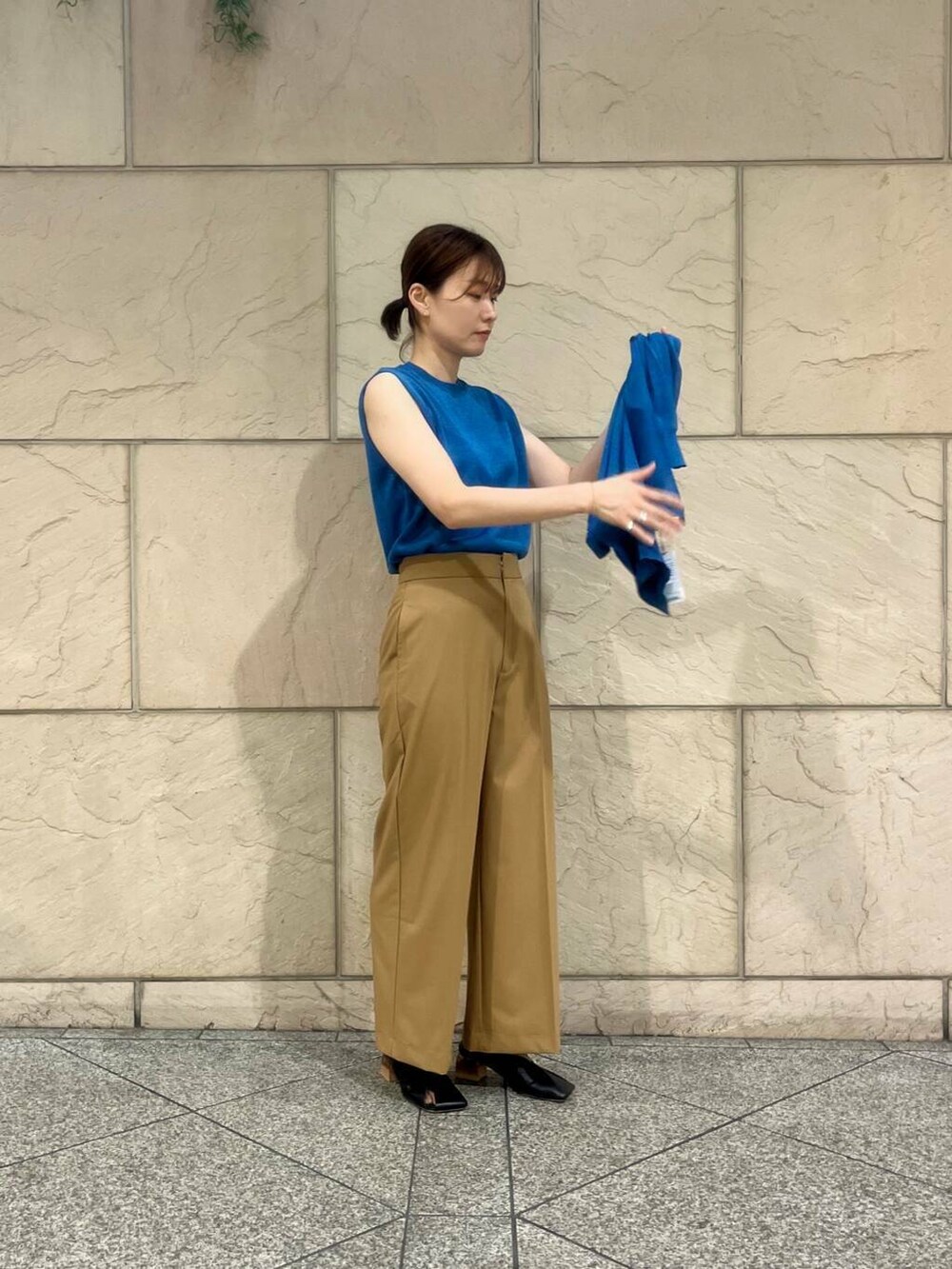 イエロー系のその他パンツ、ブルー系のニット/セーター、ブラック系のパンプスを着用したレディースの秋コーディネートの5枚目の写真