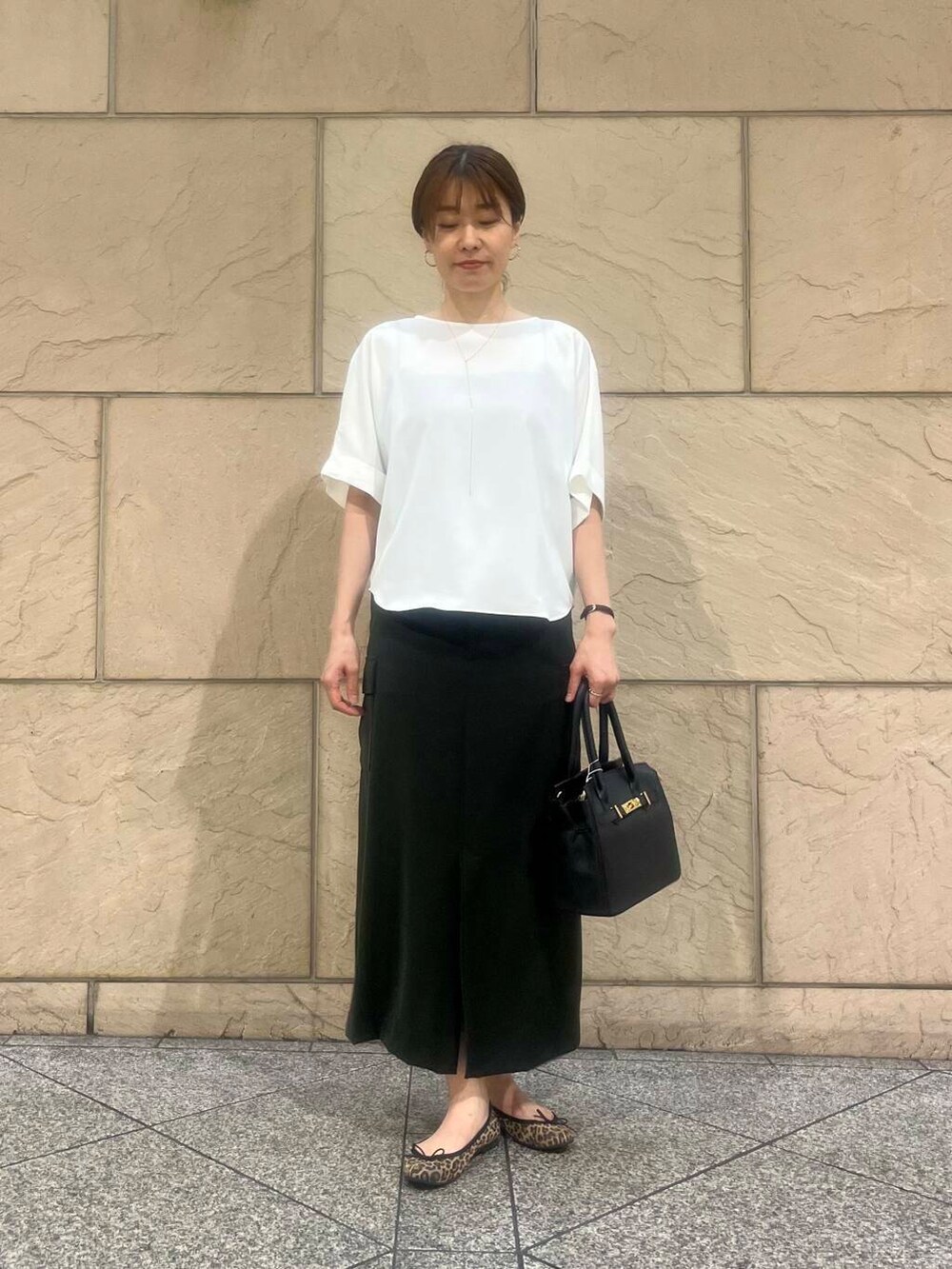 その他のバレエシューズ、グリーン系のスカート、ホワイト系のシャツ/ブラウスを着用したレディースの夏コーディネートの5枚目の写真