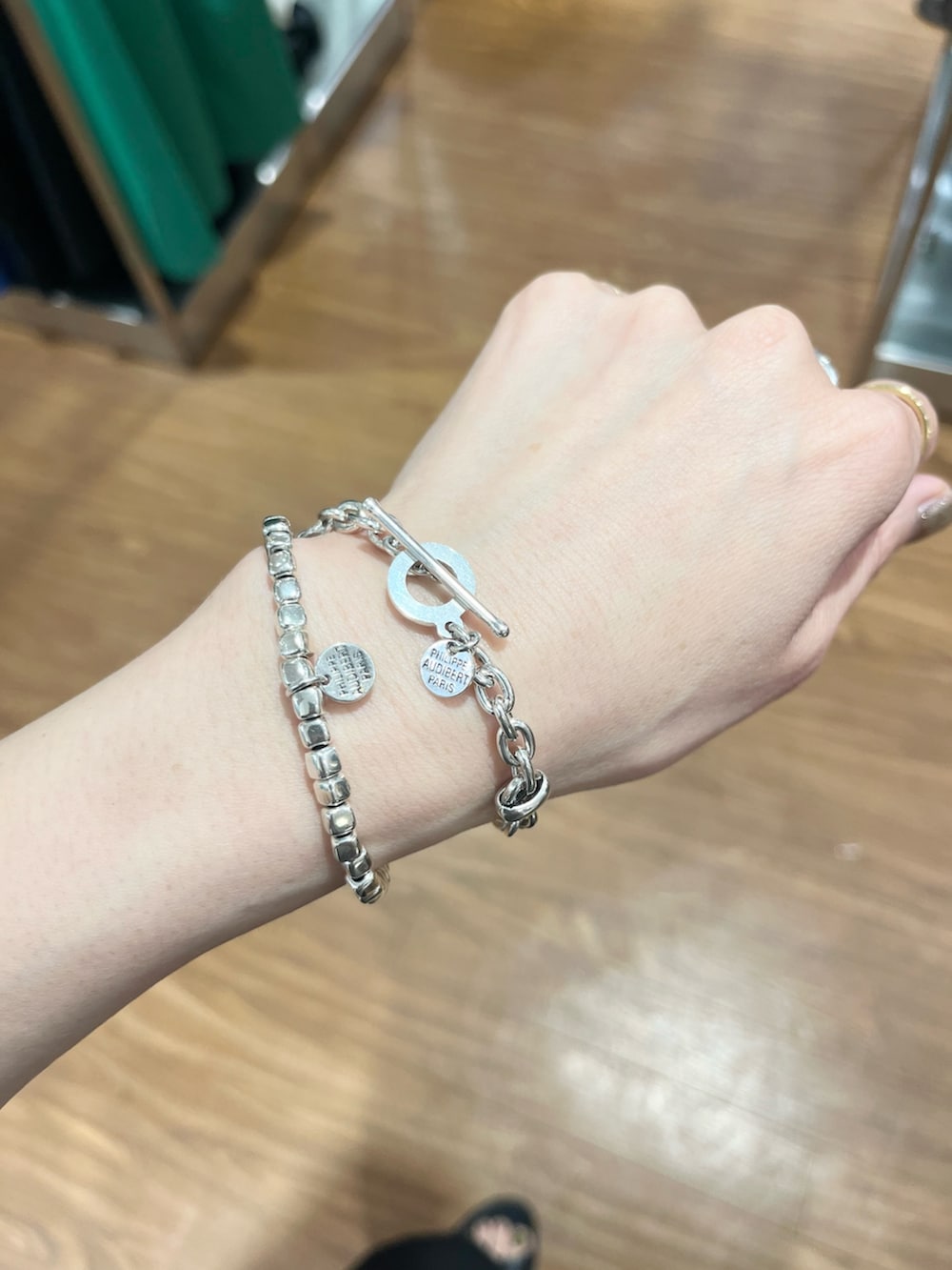ブラック系のシャツ/ブラウス、シルバー系のハンドバッグ、ブラック系のサンダルを着用したレディースの夏コーディネートの5枚目の写真