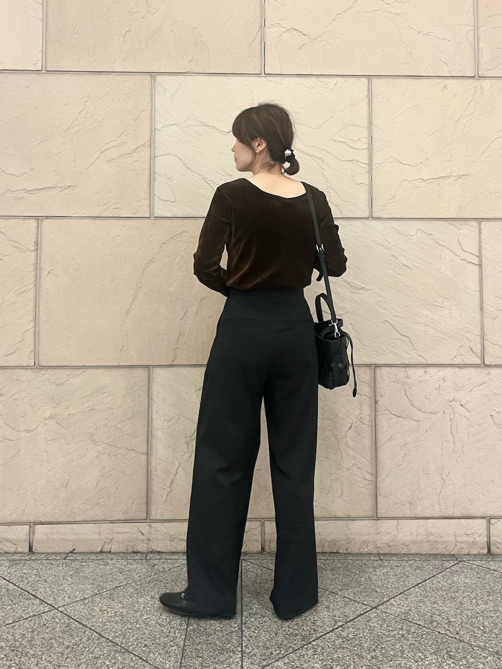 ブラウン系のTシャツ/カットソー、ブラック系のハンドバッグ、ブラック系のヘアゴムを着用したレディースの秋コーディネートの4枚目の写真
