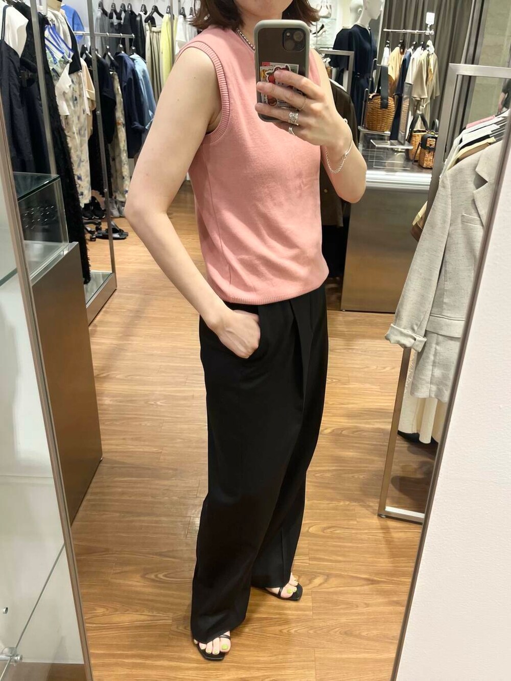 グレー系のベストを着用したレディースの夏コーディネートの4枚目の写真