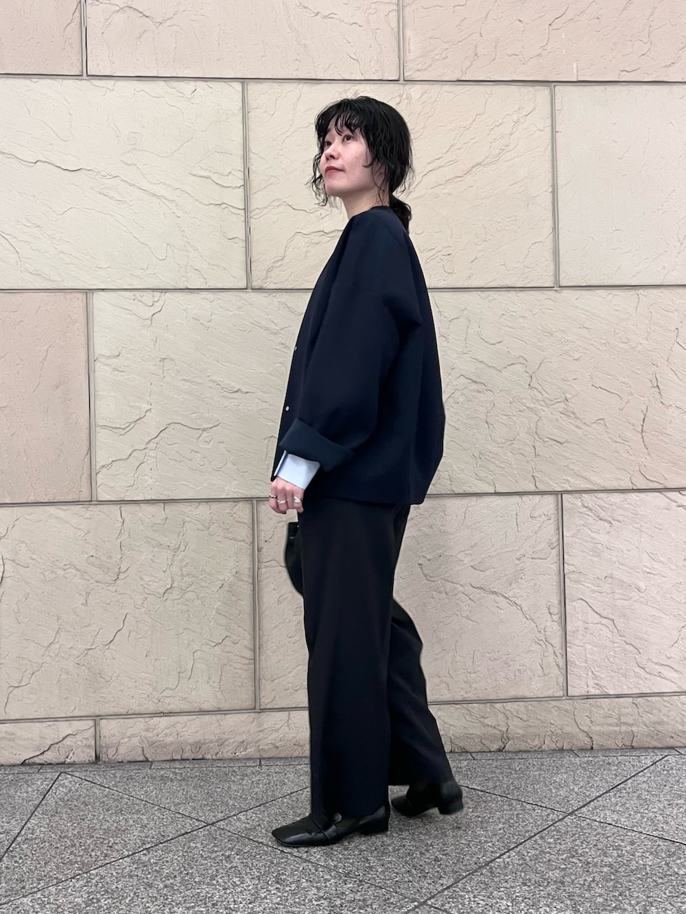 ブルー系のシャツ/ブラウス、ブルー系のノーカラージャケット、ブラック系のその他パンツを着用したレディースの冬コーディネートの4枚目の写真