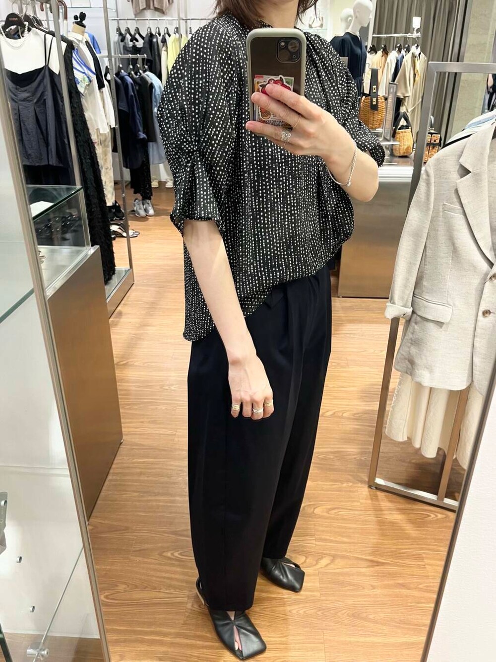 ブラック系のシャツ/ブラウス、ブルー系のその他パンツを着用したレディースの夏コーディネートの5枚目の写真