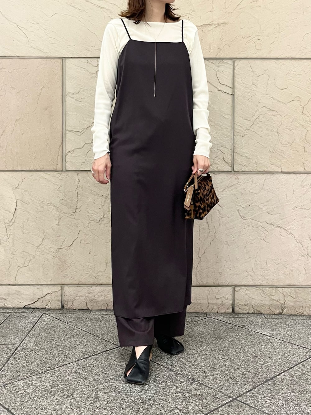 レッド系のその他パンツ、ホワイト系のTシャツ/カットソー、その他のハンドバッグを着用したレディースの秋コーディネートの3枚目の写真