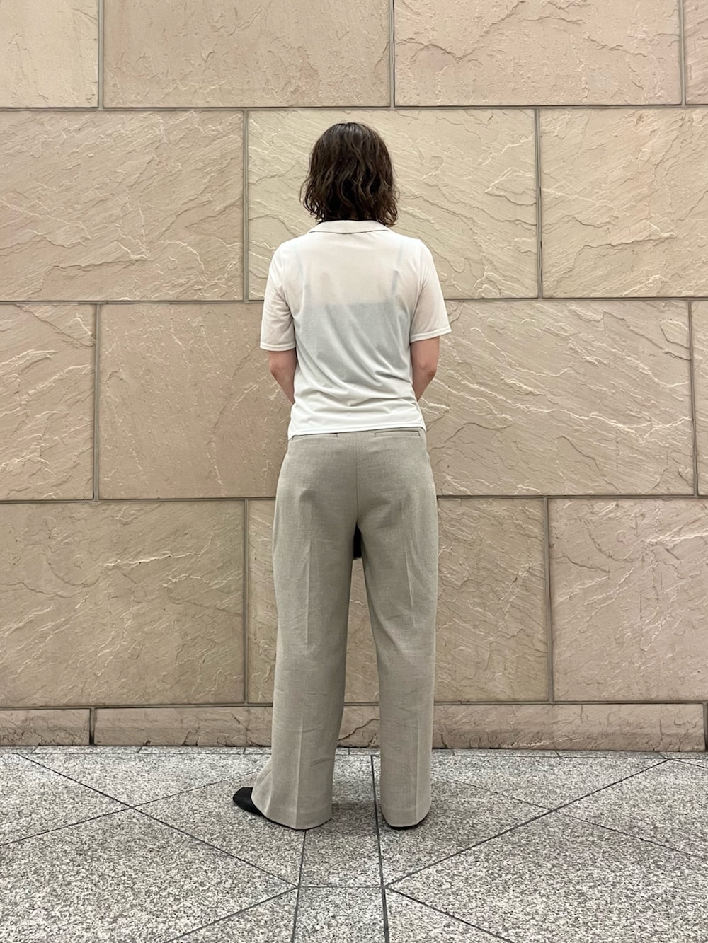 ブラウン系のその他パンツ、ブラウン系のハンドバッグ、ホワイト系のTシャツ/カットソーを着用したレディースの夏コーディネートの3枚目の写真