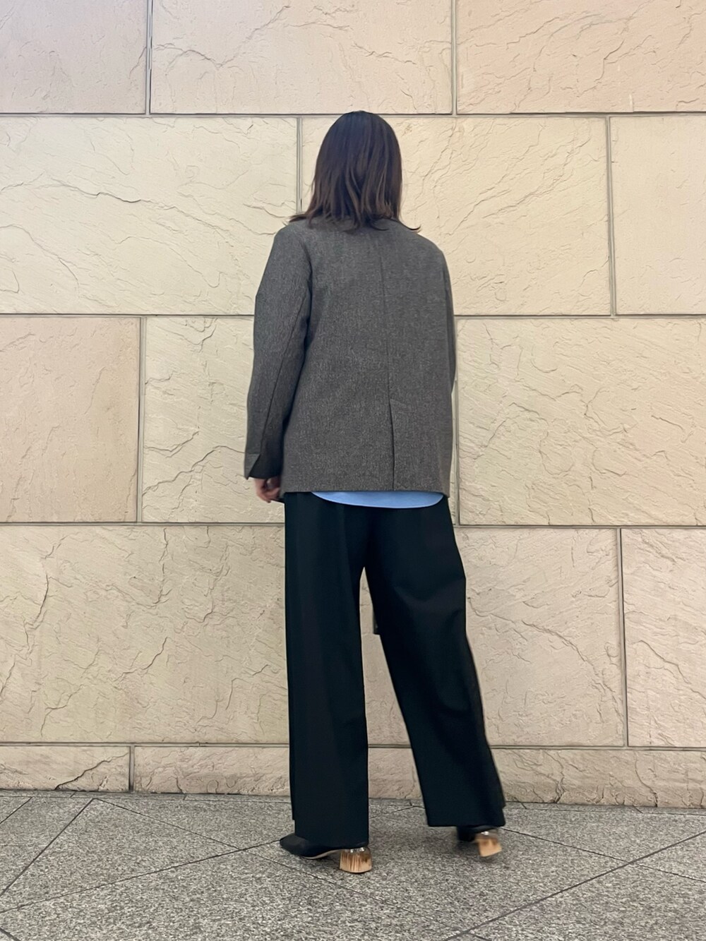 ブルー系のシャツ/ブラウス、ベージュ系のショルダーバッグ、ブラック系のその他パンツを着用したレディースの秋コーディネートの4枚目の写真