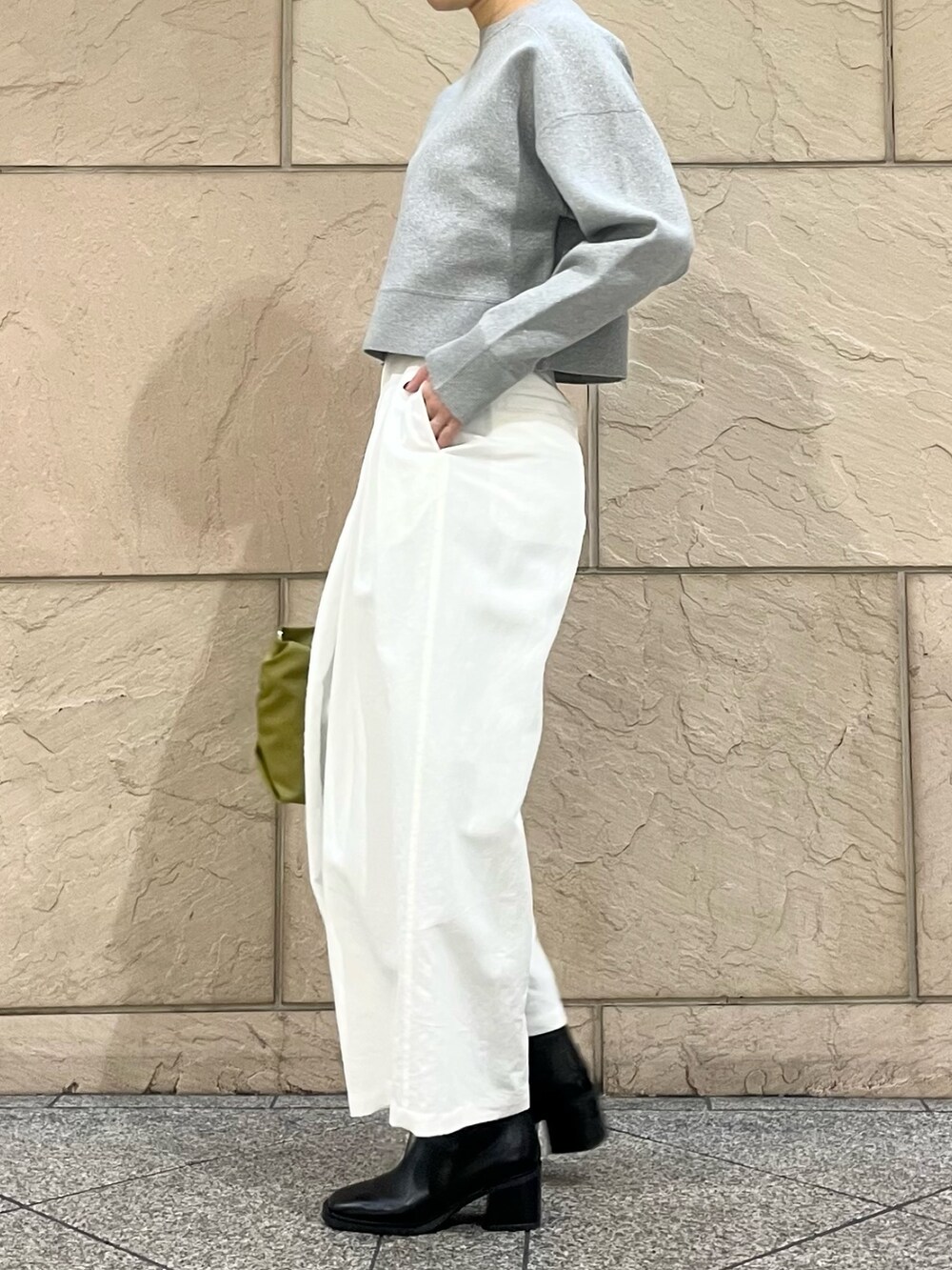 ホワイト系のその他パンツ、グリーン系のトートバッグ、グレー系のニット/セーターを着用したレディースの冬コーディネートの4枚目の写真