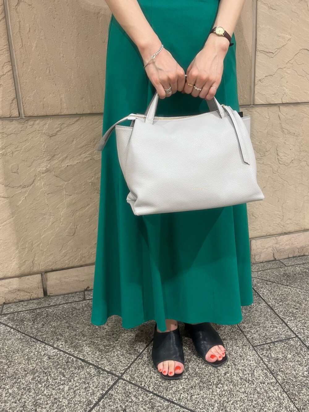 ブルー系のサンダル、グレー系のバッグ、グリーン系のスカートを着用したレディースの春コーディネートの4枚目の写真