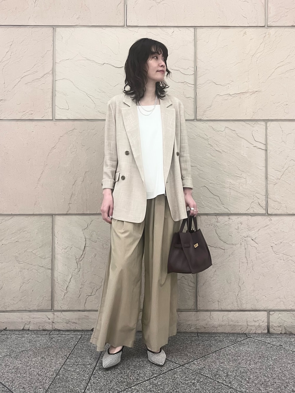 ベージュ系のその他パンツ、ベージュ系のその他アウター、ブラック系のパンプスを着用したレディースの春コーディネートの5枚目の写真