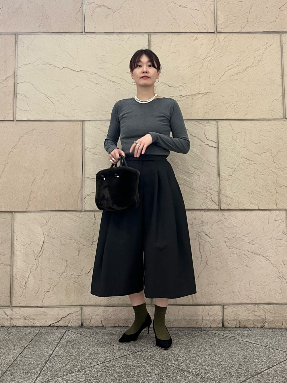 ブラック系のパンプス、グレー系のTシャツ/カットソー、グレー系のその他パンツを着用したレディースの秋コーディネートの6枚目の写真