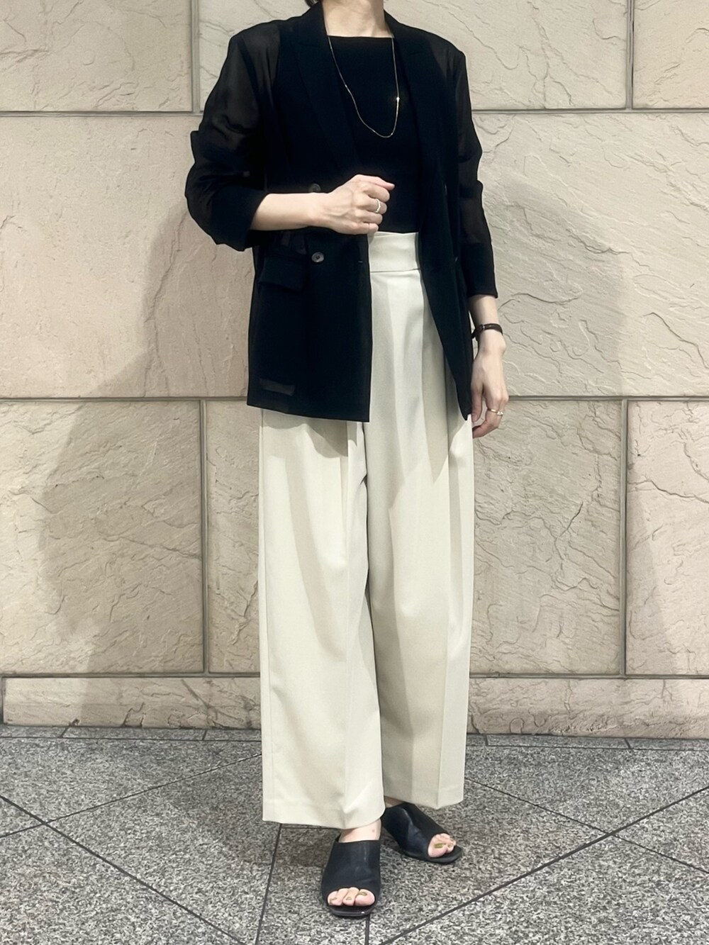 ベージュ系のその他パンツ、ブラック系のキャミソール、ブラック系のその他アウターを着用したレディースの夏コーディネートの2枚目の写真