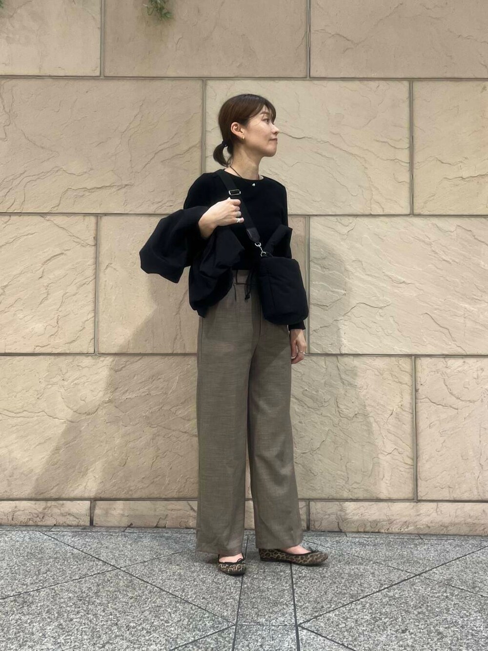 ベージュ系のその他パンツ、ブラック系のTシャツ/カットソー、ブラック系のベストを着用したレディースの秋コーディネートの5枚目の写真