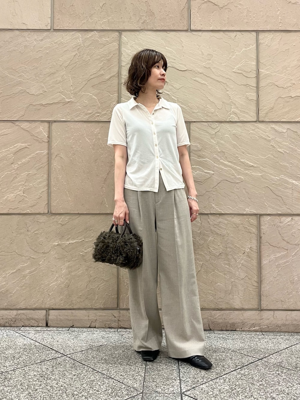 ブラウン系のその他パンツ、ブラウン系のハンドバッグ、ホワイト系のTシャツ/カットソーを着用したレディースの夏コーディネートの5枚目の写真