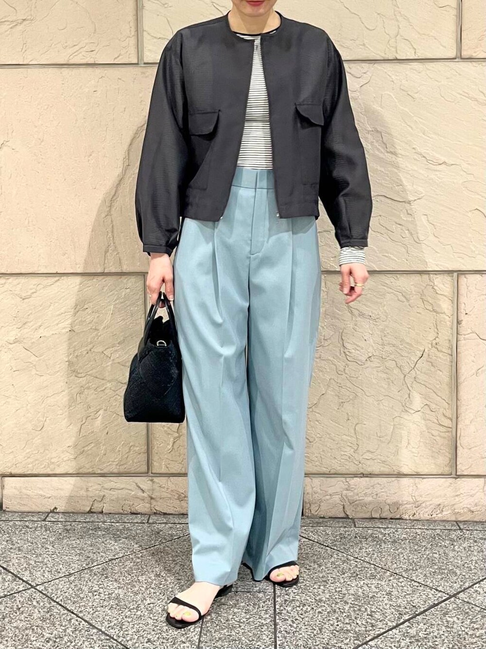 ブラック系のTシャツ/カットソー、グレー系のブルゾンを着用したレディースの春コーディネートの5枚目の写真