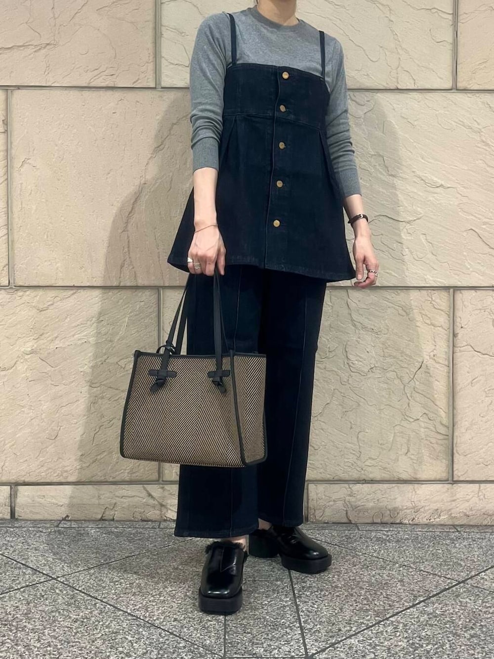 ブラック系のセットアップ、グレー系のTシャツ/カットソー、ブラック系のその他シューズを着用したレディースの秋コーディネートの2枚目の写真