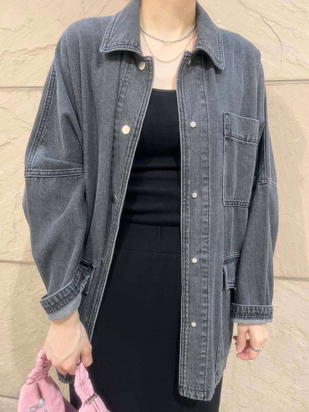 ブラック系のキャミソール、レッド系のショルダーバッグ、グレー系のデニムジャケットを着用したレディースの夏コーディネートの4枚目の写真