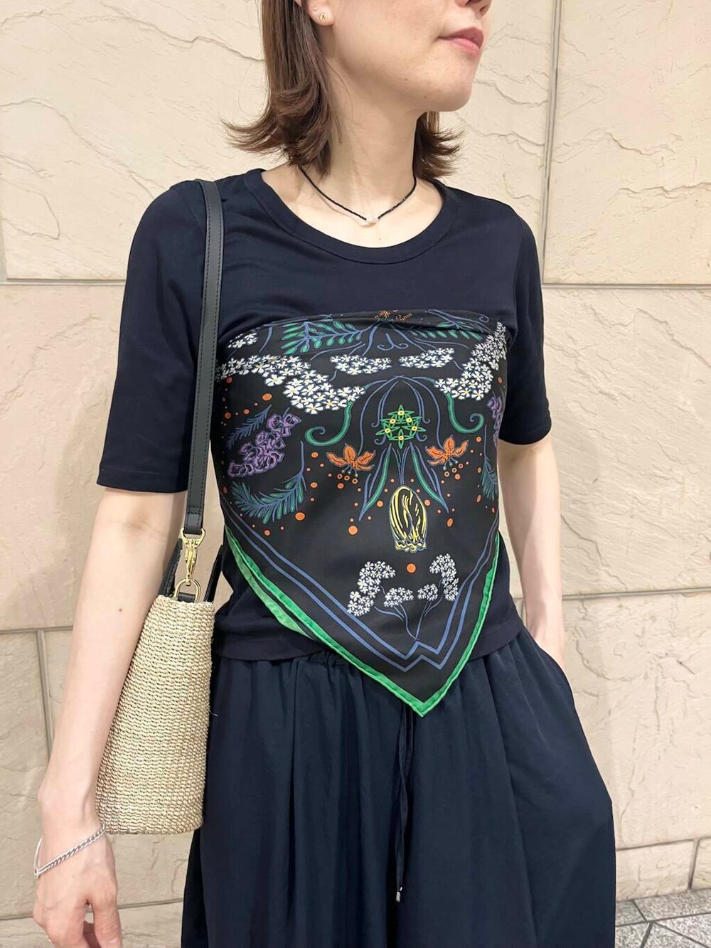 ベージュ系のハンドバッグ、ブルー系のその他パンツ、ブルー系のTシャツ/カットソーを着用したレディースの夏コーディネートの6枚目の写真