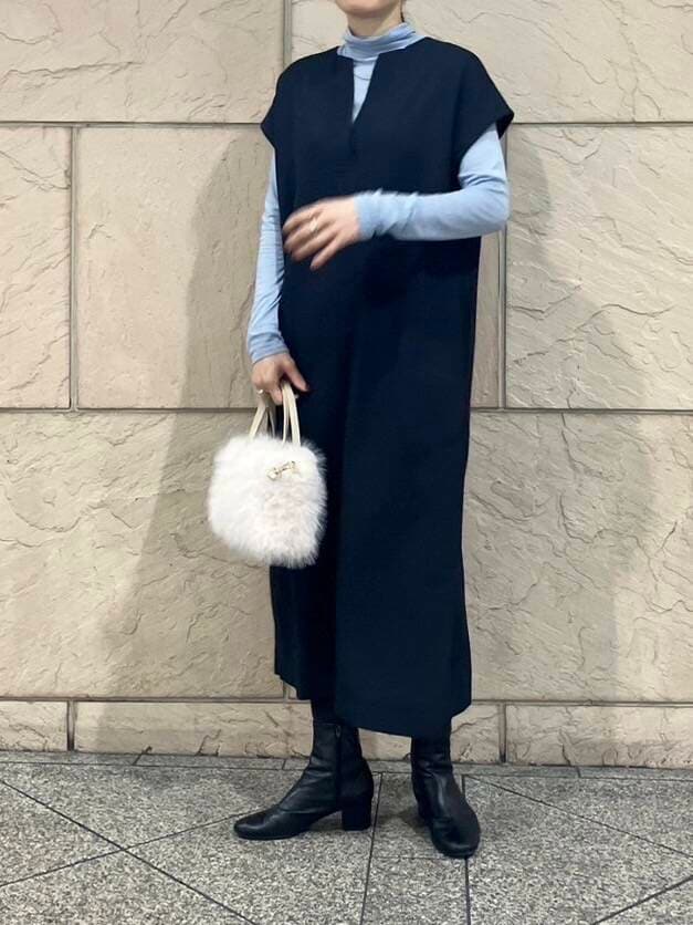 ブルー系のTシャツ/カットソー、ブルー系のワンピース、ホワイト系のハンドバッグを着用したレディースの冬コーディネートの5枚目の写真