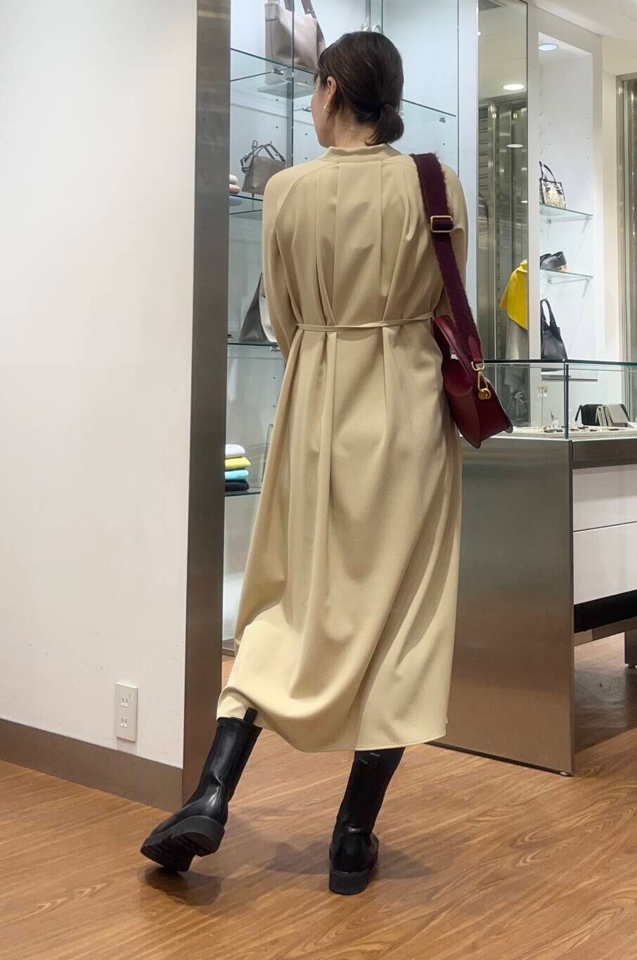 イエロー系のワンピースを着用したレディースの秋コーディネートの2枚目の写真