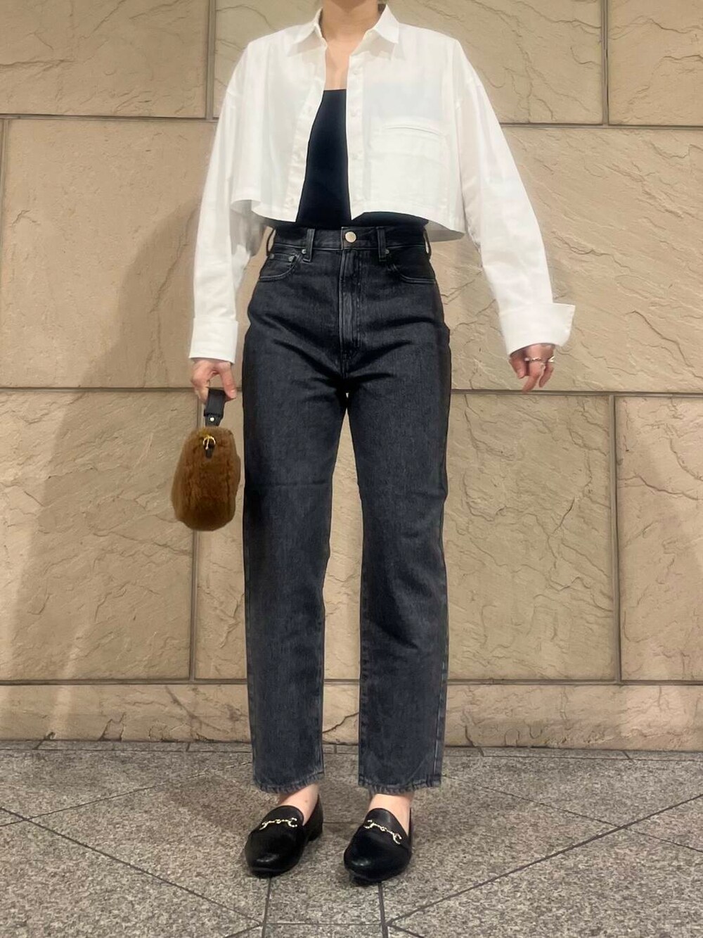 ブラック系のローファー、グレー系のデニムパンツ、ホワイト系のシャツ/ブラウスを着用したレディースの夏コーディネートの4枚目の写真