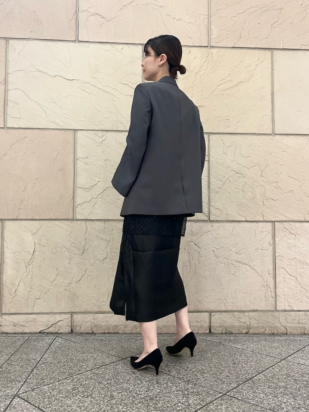 ブラック系のパンプス、グレー系のその他アウター、ベージュ系のバッグを着用したレディースの夏コーディネートの3枚目の写真