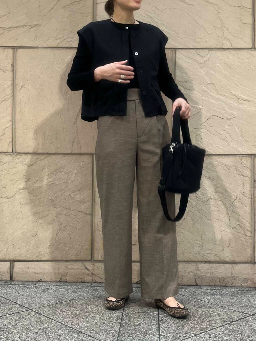 ベージュ系のその他パンツ、ブラック系のTシャツ/カットソー、ブラック系のベストを着用したレディースの秋コーディネートの2枚目の写真