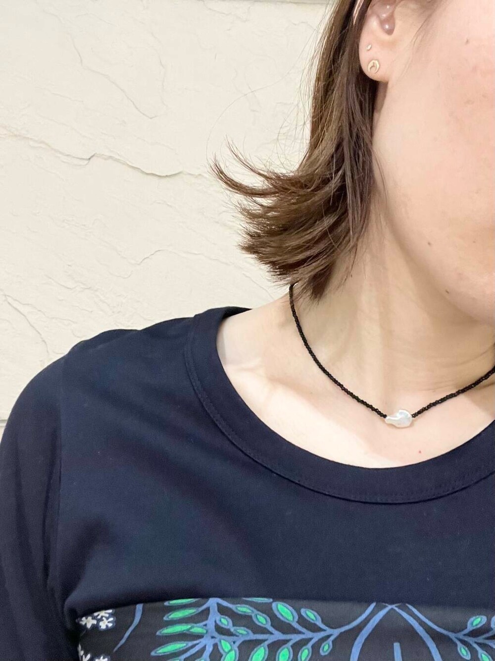 ベージュ系のハンドバッグ、ブルー系のその他パンツ、ブルー系のTシャツ/カットソーを着用したレディースの夏コーディネートの7枚目の写真